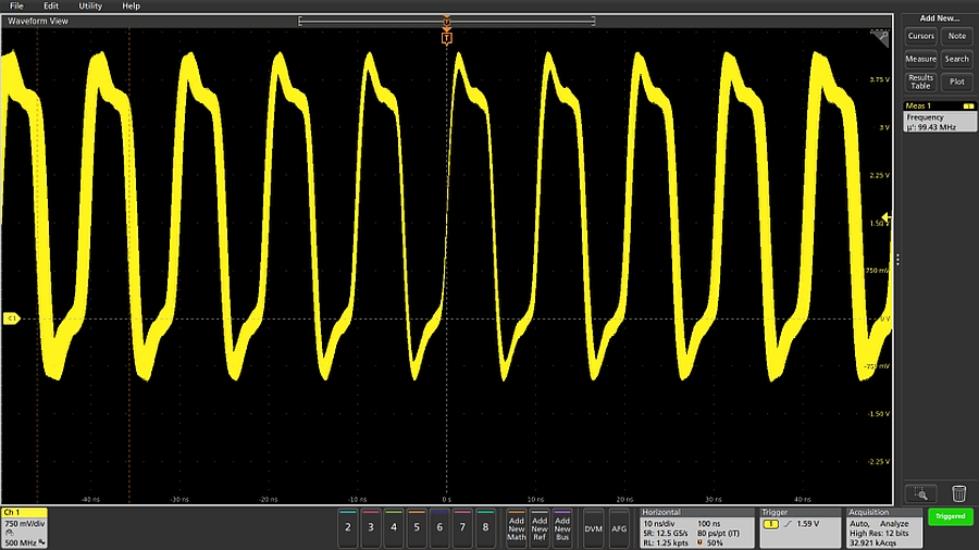 Affichage dans le domaine temporel de la période d'horloge à 98 MHz avec oscilloscope Tektronix.