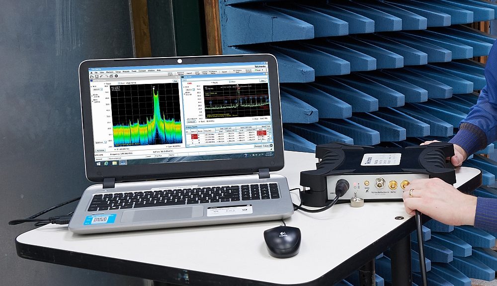 Analyseurs de spectre temps réel RSA513A et RSA518A au format USB de Tektronix.