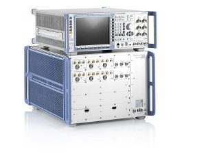 Testeurs de communications 5G R&S CMX500 et R&S CMW500 de Rohde & Schwarz.