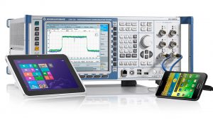 Testeur de communication sans fil de la gamme R&S CMW de Rohde & Schwarz.