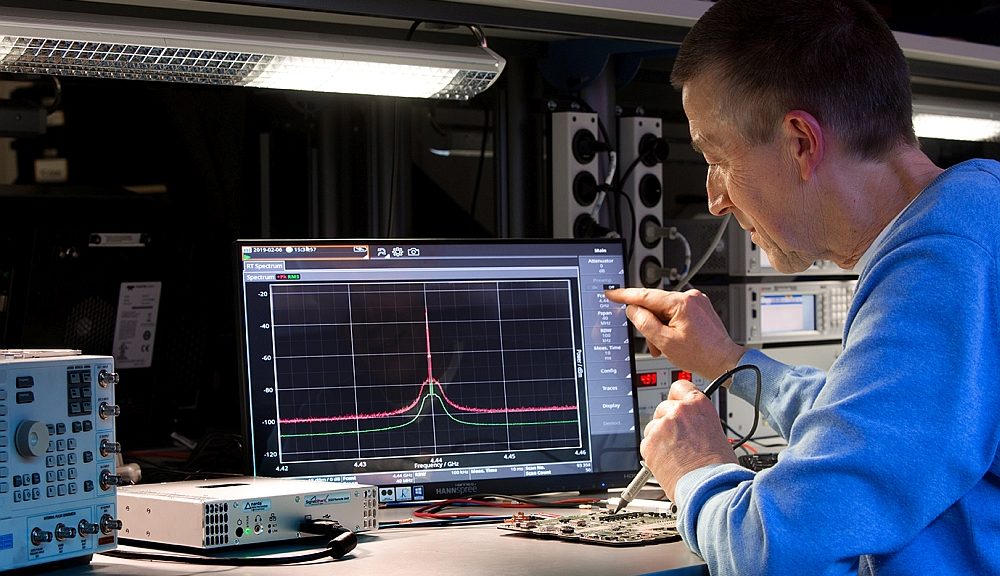 Analyseur de spectre modulaire ouvert SignalShark de Narda.