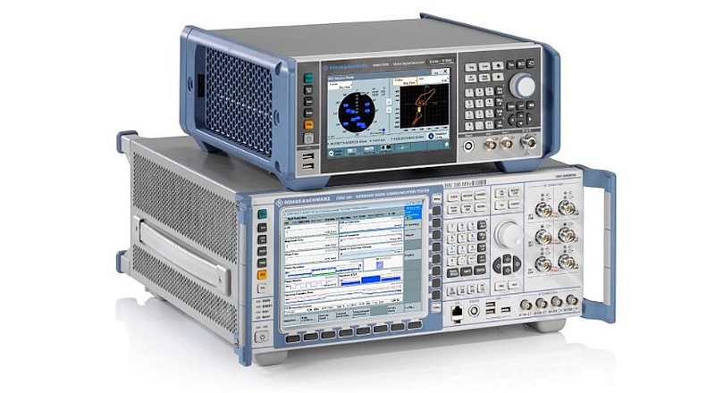 Testeur de communication radio large bande R&S CMW500 et générateur de signaux GNSS R&S SMBV100B de Rohde & Schwarz.