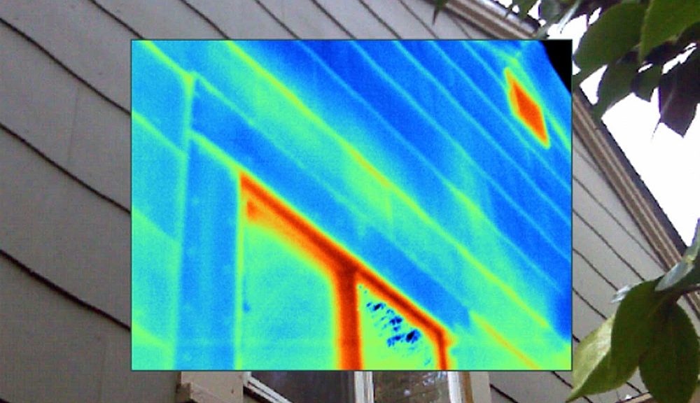 Image infrarouge de la façade d'un bâtiment.