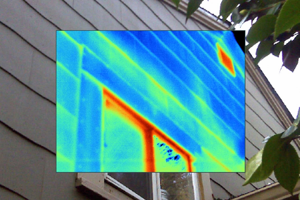 Image infrarouge de la façade d'un bâtiment.