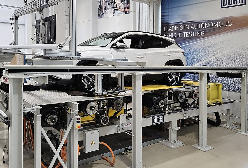 Banc d’essais pour le test des systèmes d'aide à la conduite de Dürr et Rohde & Schwarz.