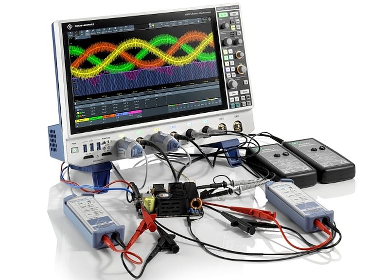 Oscilloscope MXO 5 de Rohde & Schwarz avec ses sondes de mesure.