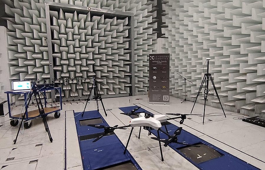 Test de drone dans une cage chez Emitech dans le cadre du consortium Certus.