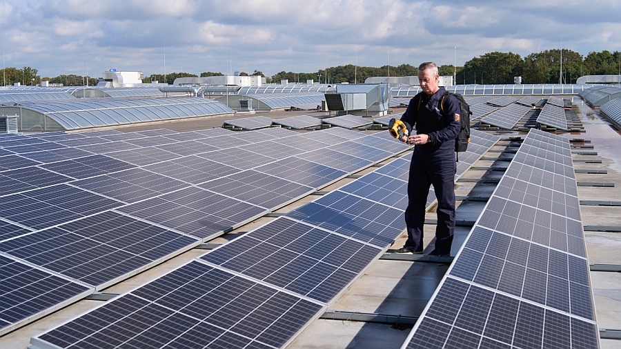 Test d'une installation de panneaux photovoltaïques avec un testeur de Fluke.