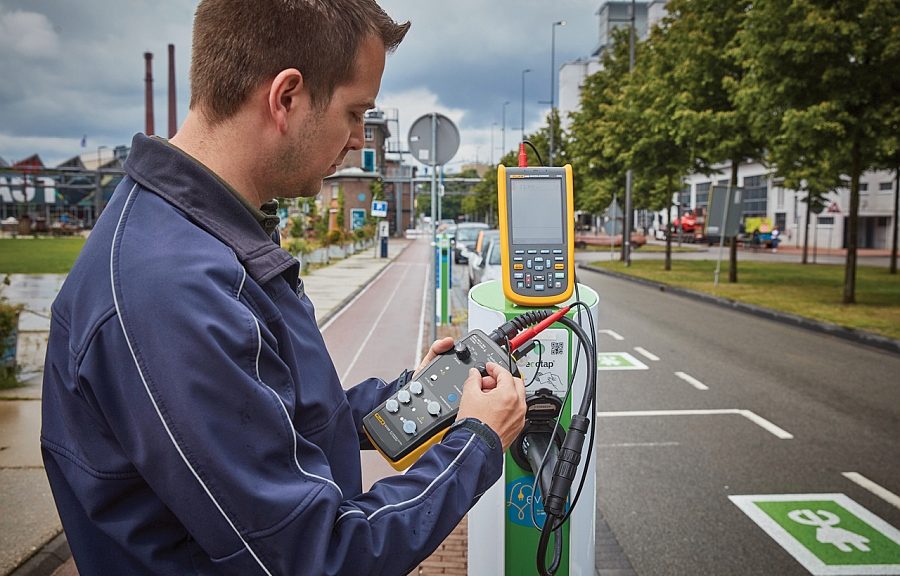 Test d'une borne de recharge électrique par un testeur de Fluke