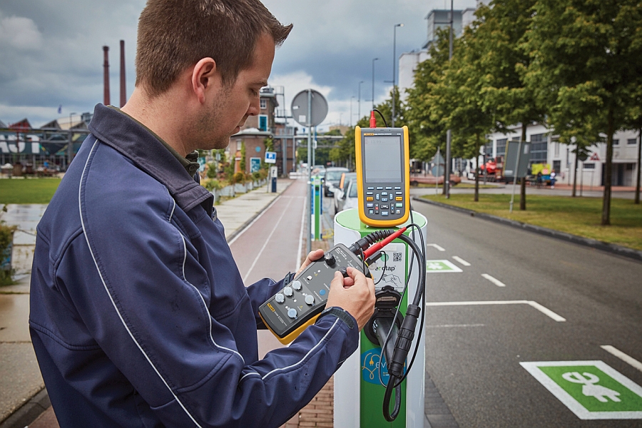 Test d'une borne de recharge électrique par un testeur de Fluke