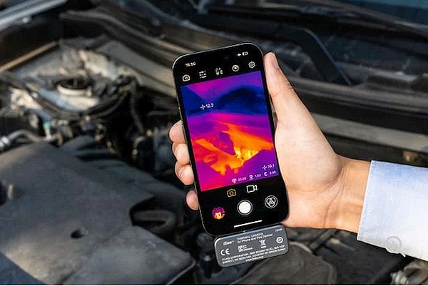 Caméra infrarouge iSee de Fluke connectée à un smartphone. 