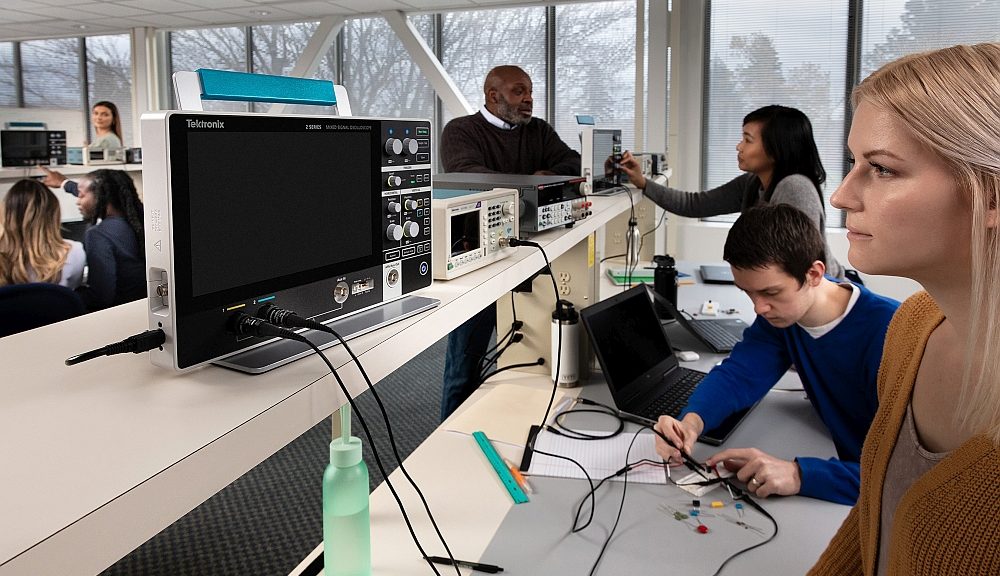 Oscilloscope de gamme MSO-EDU Série 2 utilsé par une étudiante en travaux pratique