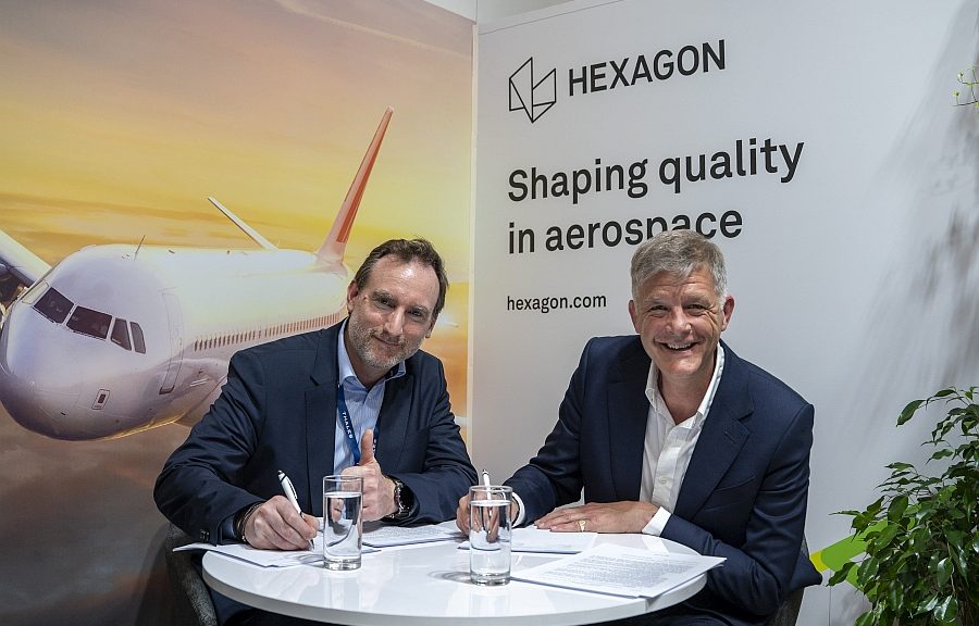 Didier Perrigault, General Expenses Procurement Director chez Thales, et Stephen Chadwick, Président EMEA de la division Manufacturing Intelligence d'Hexagon